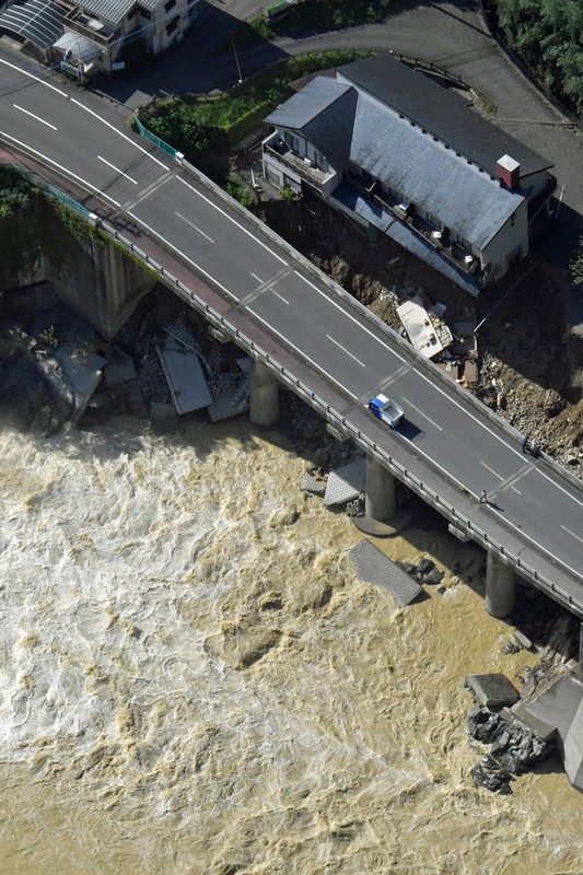 台風 台風14号爪痕 国道崩落し一時孤立も 宮崎 [写真特集1/8] | 毎日新聞