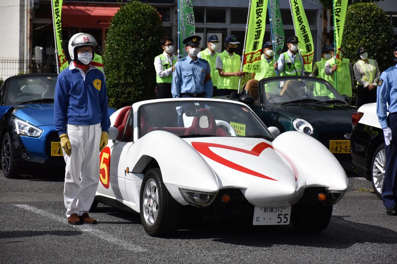 前橋に現れたマッハ号、交通安全訴えパトロールにGoGoGo! | 毎日新聞