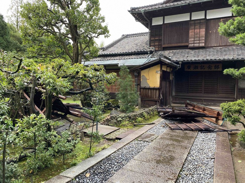 台風原因か 重要文化財 旧広瀬家住宅 中門と塀倒壊 愛媛 新居浜 毎日新聞