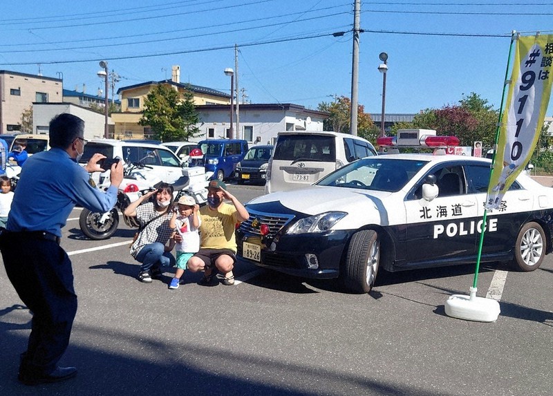 街角 パトカーと記念撮影 稚内で 働く車 展示イベント 北海道 毎日新聞