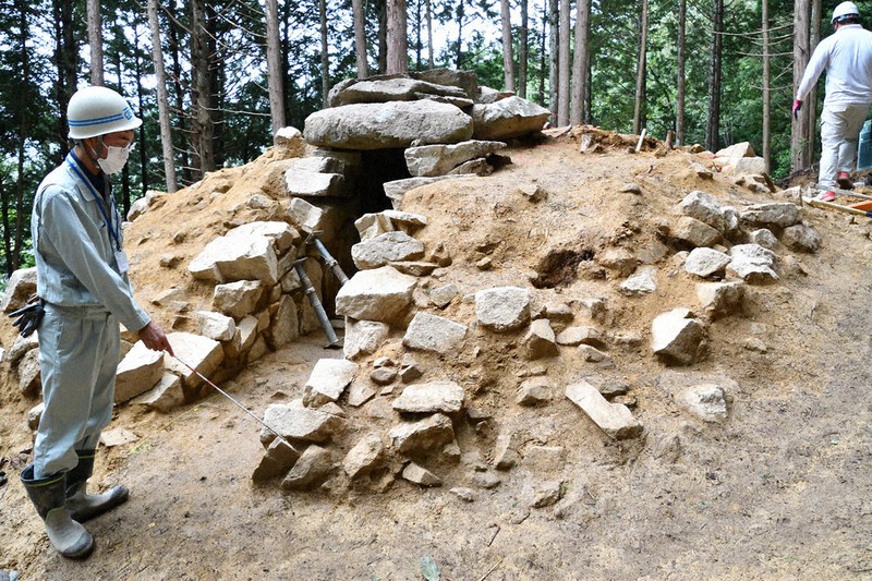 天井石も現存していた横穴式石室を持つ円墳の三月野3号墳。墳丘の裾周りには外護列石が見られる=兵庫県養父市で、浜本年弘撮影
