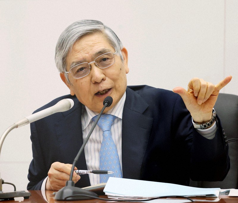 記者会見する日銀の黒田東彦総裁。金融緩和姿勢を続けている=日銀本店で2022年4月28日午後(代表撮影)