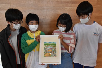 「ちびまるこちゃんの町」のレプリカを受け取った小学生たち＝静岡市清水区松井町の清水小で2022年9月22日午前8時43分、皆川真仁撮影