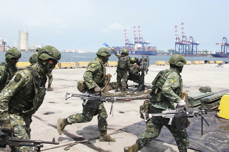 中国軍の上陸を想定した軍事演習をする台湾軍の兵士たち=台湾北部で2022年7月27日、台湾国防部提供・AP