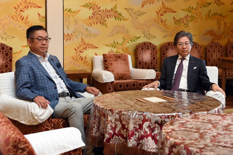 「共闘」交渉に臨む立憲民主党の安住淳国対委員長(右)と日本維新の会の遠藤敬国対委員長=国会内で2022年9月21日午前10時、竹内幹撮影