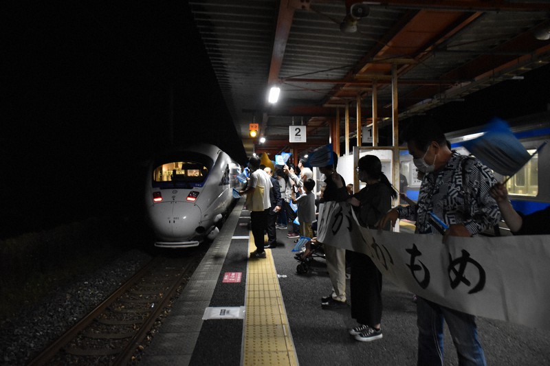 JR肥前鹿島駅で上下線合わせ最後の特急「かもめ」下り最終列車がホームを離れ、夜の暗闇に溶けていった=佐賀県鹿島市で2022年9月22日午後11時18分、山口響撮影