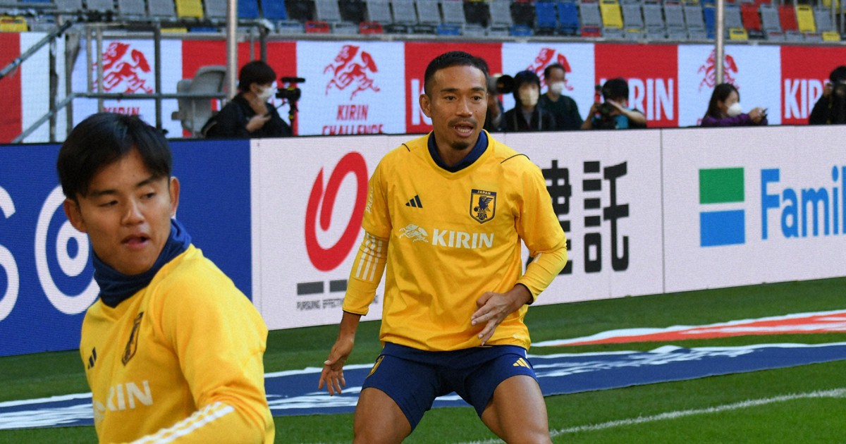 再会に歓喜の長友佑都「長谷部さんは化け物」 サッカー日本代表 | 毎日新聞
