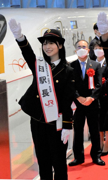 長濱ねるさん、内村航平さんが一日駅長 西九州新幹線開業祝う | 毎日新聞