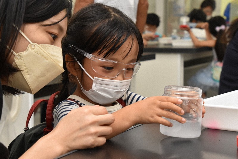吸水性ポリマーが水を吸って膨らむ様子を真剣に見つめる参加者