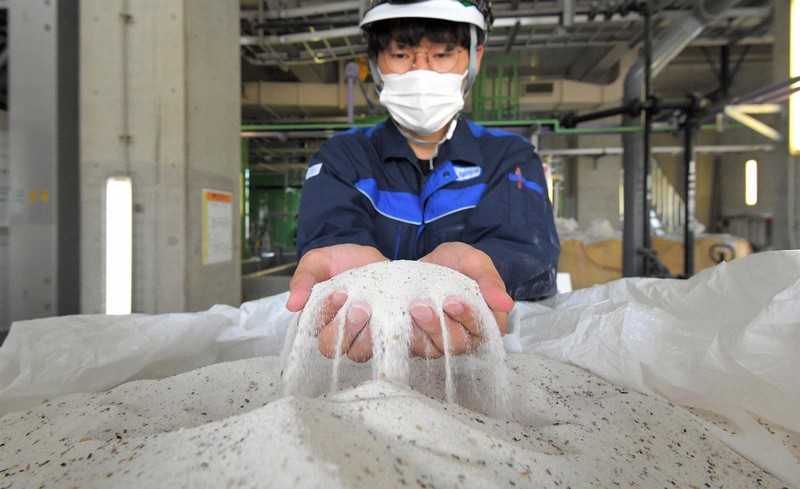 和白水処理センターに集められた下水から回収、抽出された再生リン。最終処理を経て肥料となり、8月下旬から農家への販売が始まった。博多湾の水質環境改善を目的に始まった処理は、市民生活と農業をつなぐ新たな可能性になろうとしている=福岡市東区で、津村豊和撮影