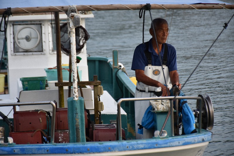 相模湾で60年以上漁をする梶谷完行さん=神奈川県横須賀市で2022年8月23日午前5時30分、高田奈実撮影