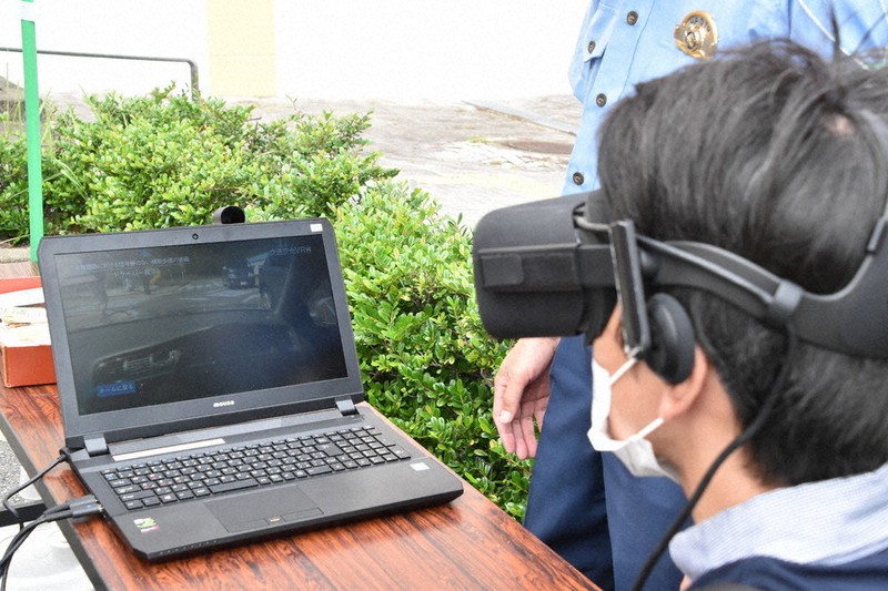 VRゴーグルで交通事故を疑似体験する参加者