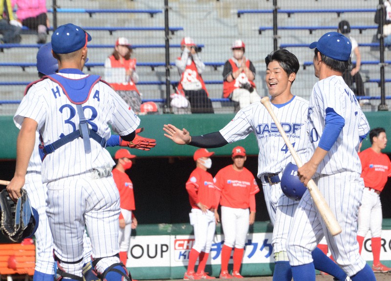 【日本製鉄室蘭シャークス-航空自衛隊千歳】七回に勝ち越しの3点適時二塁打を放った航空自衛隊千歳の古谷成海(右から2人目)=札幌市の札幌円山球場で2022年9月25日午後2時39分、森野俊撮影