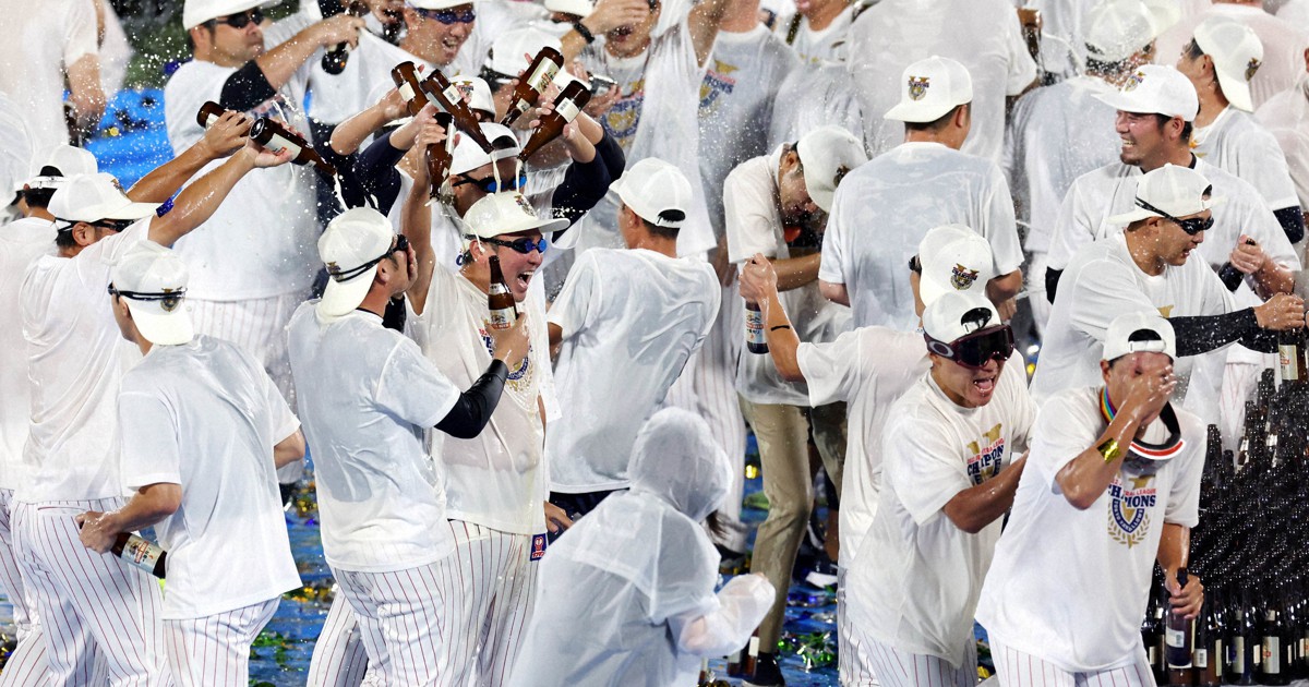 恒例の「ビールかけ」復活 昨年はノンアルコールで V2ヤクルト | 毎日新聞