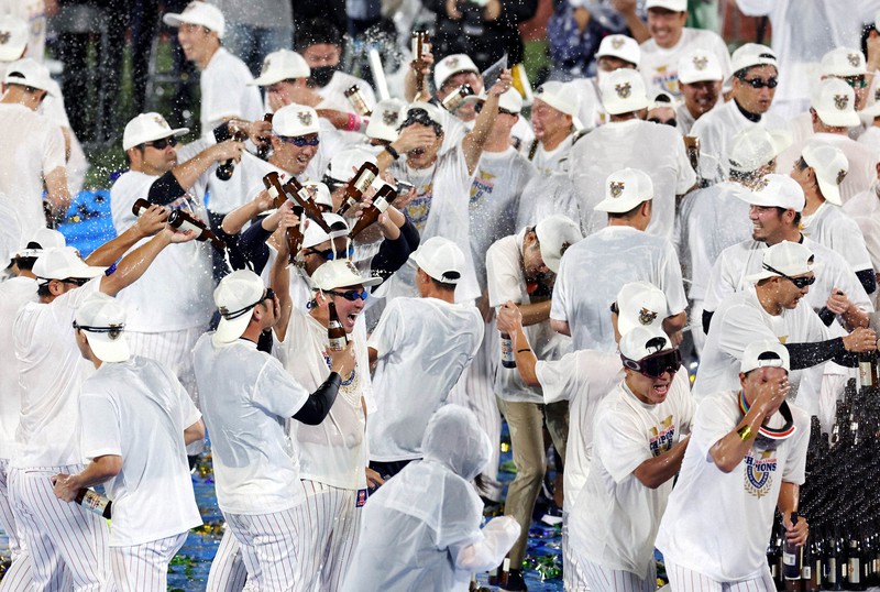 2年連続9度目のセ・リーグ優勝を決め、祝勝会のビールかけで盛り上がるヤクルトの選手たち=神宮球場で2022年9月25日、幾島健太郎撮影