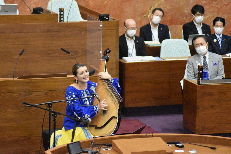 議場で演奏したカテリーナさん=神奈川県庁で2022年9月26日、宮島麻実撮影