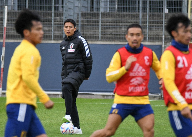 サッカー日本代表の練習を見守る長谷部(左から2人目)