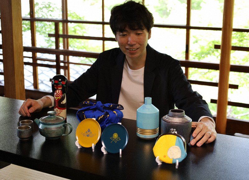 ウクライナのデザイナーが考案した工芸品を前にする福定良佑さん=京都市左京区で2022年9月22日午後3時32分、宮川佐知子撮影