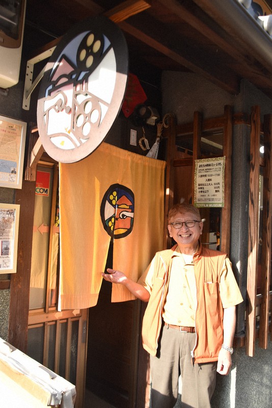 「おもちゃ映画ミュージアム」の前で説明する館長の太田米男さん＝京都市中京区で2022年8月15日午後4時40分、益川量平撮影