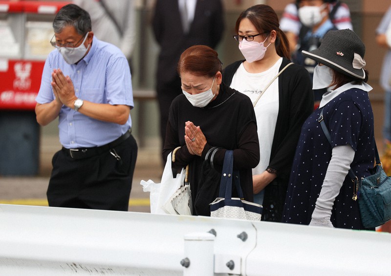安倍晋三元首相が銃撃された現場で手を合わせる人たち=奈良市で2022年9月27日午後2時8分、滝川大貴撮影