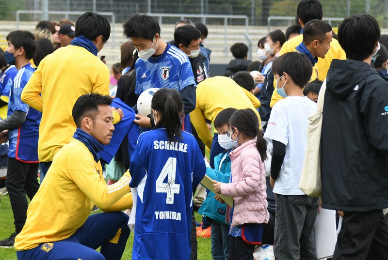 練習前、デュッセルドルフに住む日本人の子供らと交流する吉田麻也選手(手前左)らサッカー日本代表の選手たち=ドイツ・デュッセルドルフで2022年9月24日午後3時16分、細谷拓海撮影