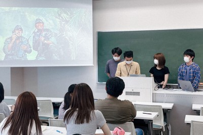 日本と留学生の母国を比較文化し、プレゼンテーションする様子