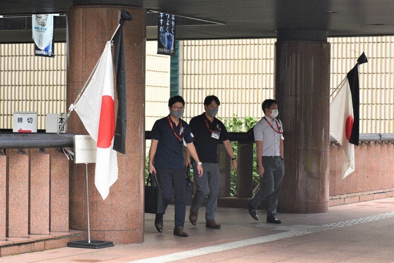 福井県庁の入り口に掲げられた弔旗＝福井市大手3で、大原翔撮影