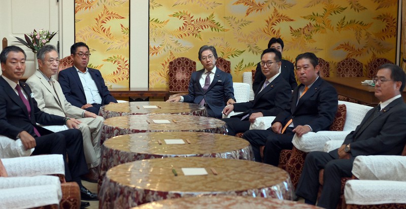 会談に臨む立憲民主党の安住淳国対委員長(左から4人目)、日本維新の会の遠藤敬国対委員長(同3人目)ら=国会内で2022年9月28日午前9時59分、竹内幹撮影