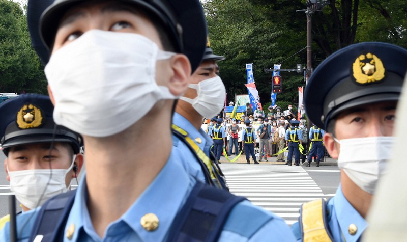 国会議事堂前で安倍晋三元首相の国葬に反対する人たち=東京都千代田区で2022年9月27日午後3時44分、竹内幹撮影