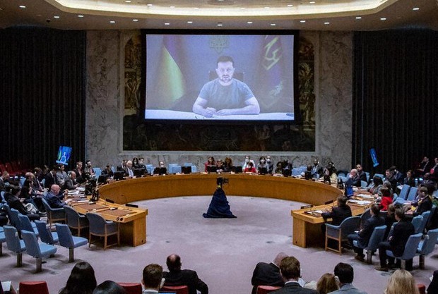 国連安全保障理事会でオンライン演説するウクライナのゼレンスキー大統領(奥の画面)=米ニューヨークの国連本部で2022年9月27日(国連提供)