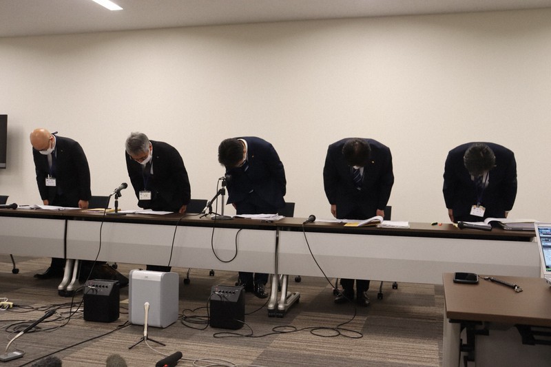 中学教諭の体罰などについて記者会見で謝罪をする県教委幹部ら=長崎市尾上町で2022年9月27日午後3時7分、松本美緒撮影