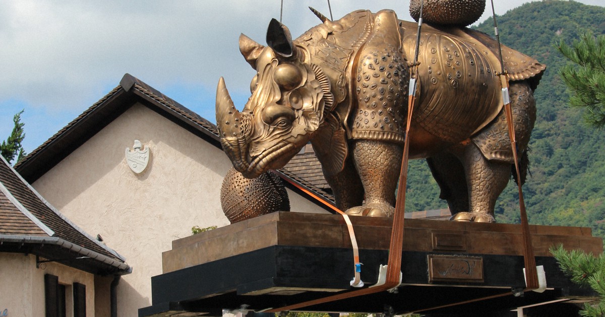 ダリの4トンのブロンズ像 クレーンで山梨の美術館庭園に登場