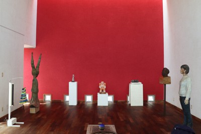 壁一面が赤く塗られた展示室は照明がなく、自然光のみ。美術館は日没とともに閉まる＝沖縄県糸満市米須で2022年9月24日午後2時13分、比嘉洋撮影