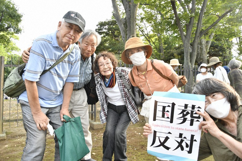 安倍元首相の国葬に反対する「ふじさわ・9条の会」のメンバー=東京都千代田区の国会議事堂近くで2022年9月27日、國枝すみれ撮影