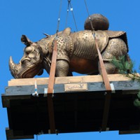 ダリの4トンのブロンズ像 クレーンで山梨の美術館庭園に登場