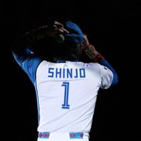 ＊希少＊ 新庄2003年札幌ドーム　日本ハムファイターズ　オフィシャルジャンパー 日本ハムが札幌ドームで最終戦 新庄監督が続投表明 [写真特集3/23