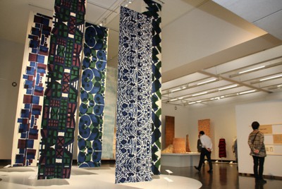 「柚木沙弥郎の100年－創造の軌跡－展」会場の様子＝相模原市の女子美アートミュージアムで2022年9月22日午後0時半、篠崎真理子撮影