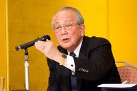 京都市下京区で開かれた盛和塾全国世話人会で話す稲盛和夫氏。左手の薬指に再結晶エメラルドの指輪をはめている＝2013年4月15日（京セラ提供）　
