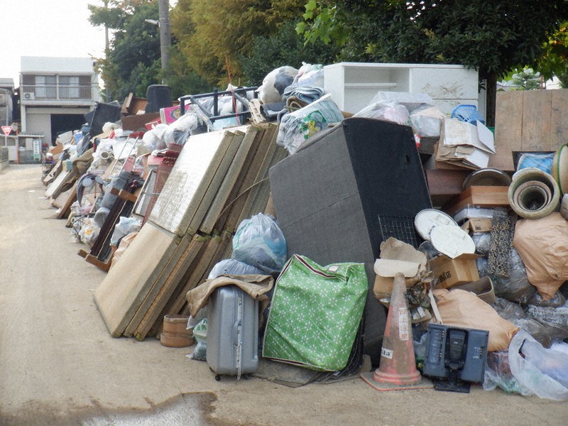住宅地の道路には被災した家財道具が積み上がっている=静岡市清水区で2022年9月27日、五十嵐和大撮影