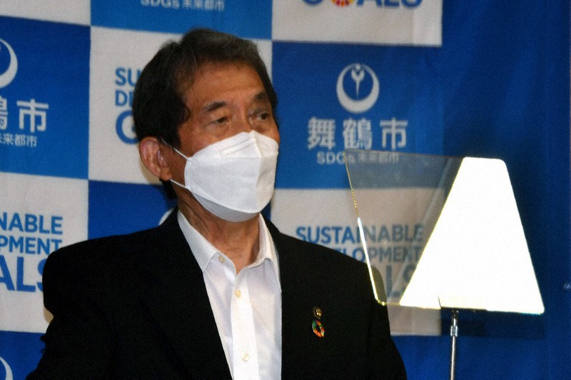 安倍晋三元首相の国葬参列について考えを述べる多々見良三市長=京都府舞鶴市役所で、塩田敏夫撮影