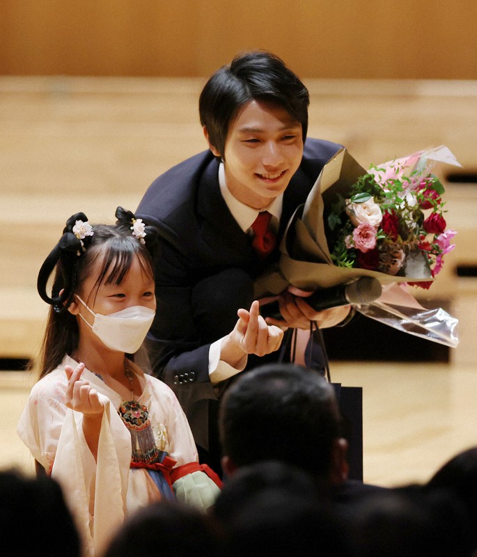 日中国交正常化50周年の記念式典で少女と記念写真を撮る羽生結弦さん=東京都新宿区で2022年9月29日午後6時45分、猪飼健史撮影