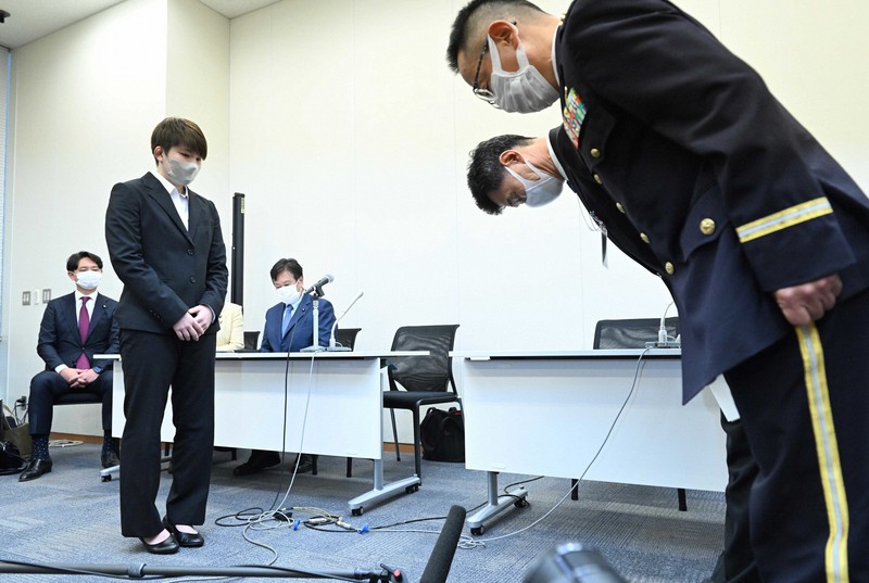 男性隊員による性暴力について防衛省の謝罪を受ける被害者の元1等陸士、五ノ井里奈さん(左)=衆院第1議員会館で2022年9月29日、丸山博撮影