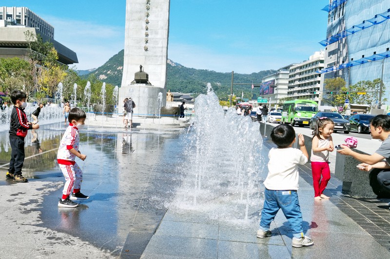 子どもたちでにぎわうソウル中心部の広場=2022年9月25日午後、坂口裕彦撮影