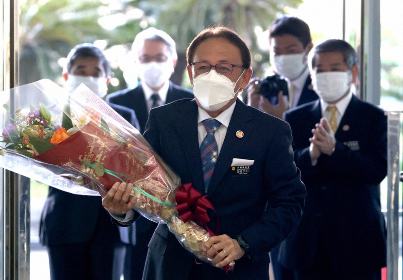 2期目がスタートし、登庁時に花束を受け取る沖縄県の玉城デニー知事＝那覇市の沖縄県庁で2022年9月30日午前9時1分、喜屋武真之介撮影