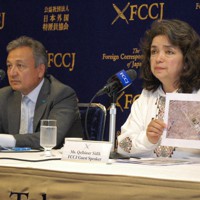 記者会見を行う世界ウイグル会議のドルクン・エイサ総裁（左）とケルビヌル・シディク氏＝東京都千代田区の日本外国特派員協会で2022年9月30日、畠山哲郎撮影