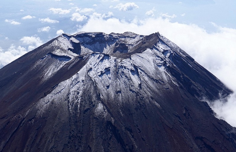 富士山、初冠雪を観測 平年より2日早く 甲府気象台 | 毎日新聞