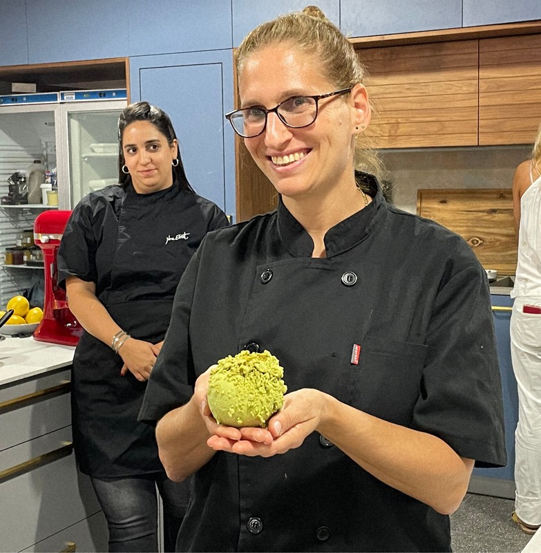 アルコールクリームを使った抹茶ケーキを考案し、優勝したロニト・ブランドさん=イスラエル中部ロッシュハアインで2022年9月29日午後1時43分、三木幸治撮影