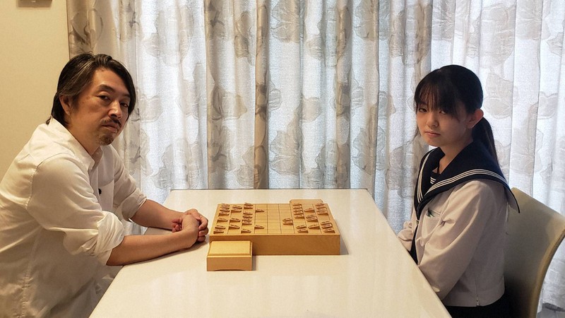 将棋の女流棋士2級になることが決まった久保利明九段(左)の長女翔子さん(家族提供)
