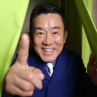 国立演芸場での寄席にトリで出演する前、「これでいいかな」と、楽屋ののれんから顔を出す三遊亭円楽さん＝東京都千代田区で2018年4月14日、宮武祐希撮影