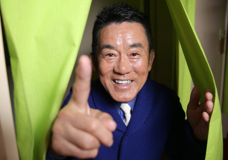 国立演芸場での寄席にトリで出演する前、「これでいいかな」と、楽屋ののれんから顔を出す三遊亭円楽さん＝東京都千代田区で2018年4月14日、宮武祐希撮影